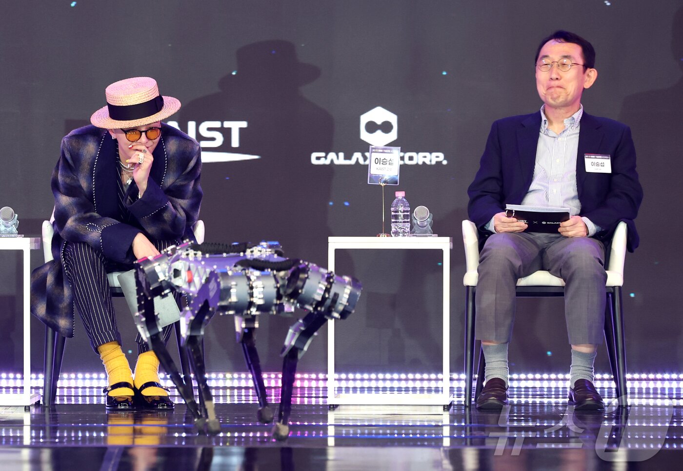 본문 이미지 - 빅뱅 지드래곤&#40;GD, 본명 권지용&#41;이 9일 오후 대전 유성구 카이스트 본원 류근철 스포츠 컴플렉스에서 열린 &#39;이노베이트 코리아 2025 스페셜 토크쇼에서 노래 &#39;파워&#39;에 맞춰 춤을 추는 사족 보행로봇을 바라보고 있다. ⓒ News1 권현진 기자