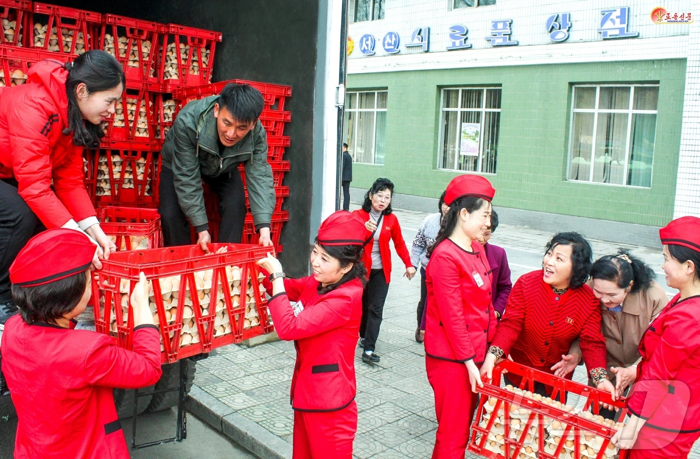 (평양 노동신문=뉴스1) = 북한 노동당 기관지 노동신문은 10일 당이 광천닭공장에서 수송차 '평양 53-2306'를 통해 닭고기와 닭알을 평양 시민들에게 전달했다고 보도했다. [ …