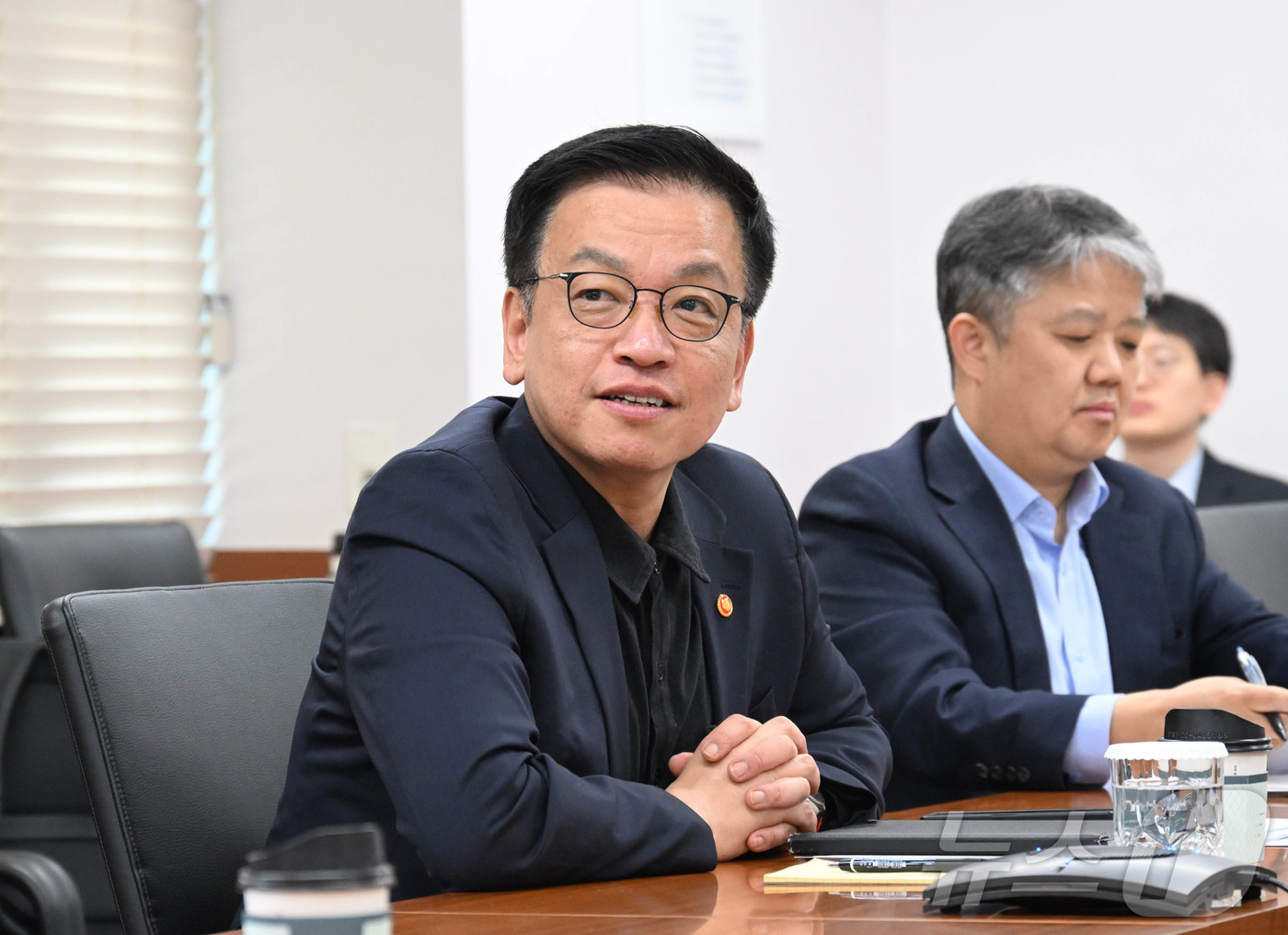 (서울=뉴스1) 박정호 기자 = 최상목 부총리 겸 기획재정부 장관이 10일 서울 종로구 정부서울청사에서 열린 재정경제금융관 회의를 화상으로 주재하고 있다. (기획재정부 제공. 재판 …