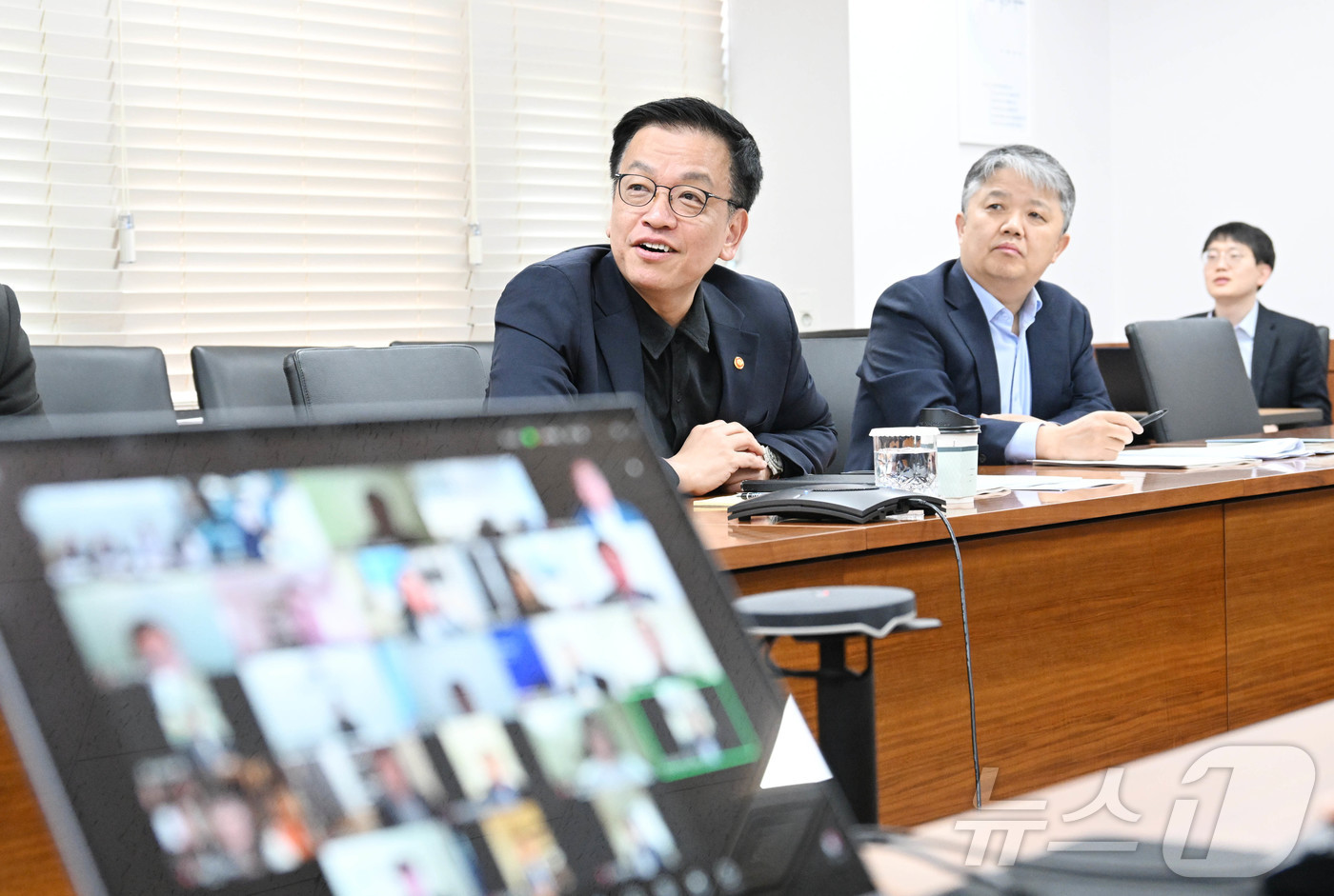 (서울=뉴스1) 박정호 기자 = 최상목 부총리 겸 기획재정부 장관이 10일 서울 종로구 정부서울청사에서 열린 재정경제금융관 회의를 화상으로 주재하고 있다. (기획재정부 제공. 재판 …