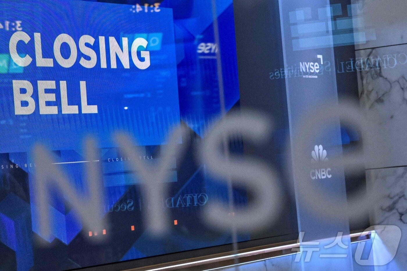 본문 이미지 - 9일&#40;현지시간&#41; 미국 뉴욕증권거래소&#40;NYSE&#41;에서 표지판이 보이고 있다.ⓒ AFP=뉴스1