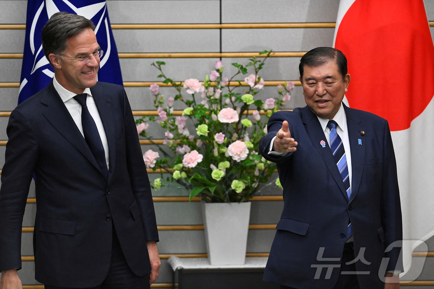 (도쿄 로이터=뉴스1) 우동명 기자 = 이시바 시게루 일본 총리가 9일(현지시간) 도쿄 총리 관저에서 마르크 뤼터 나토 사무총장을 안내하고 있다. 2025.04.10ⓒ 로이터=뉴스 …