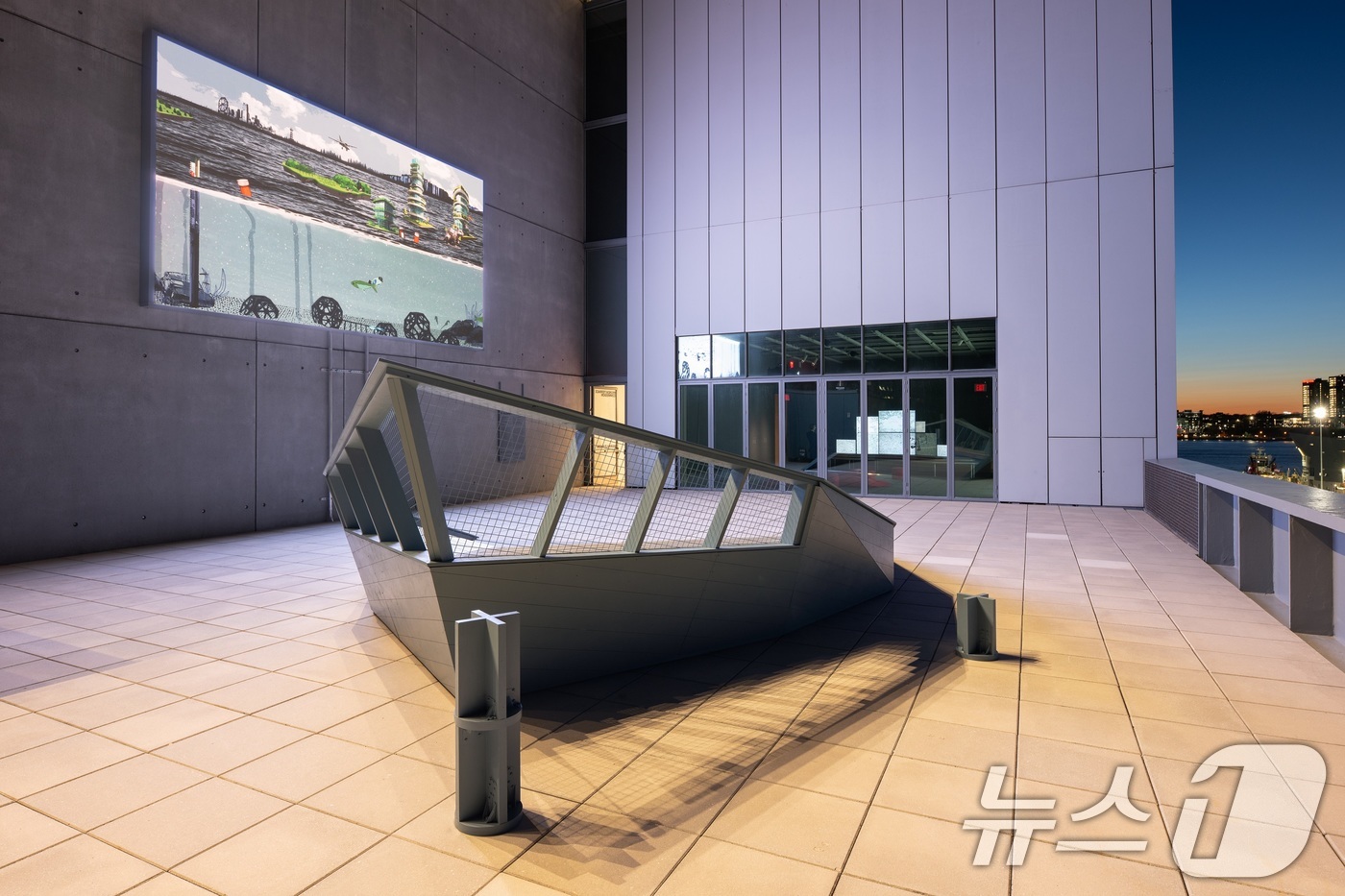 (서울=뉴스1) = 현대자동차는 10일 현대자동차와 미국 뉴욕 휘트니 미술관의 장기 파트너십 일환으로 열리는 두 번째 전시 '현대 테라스 커미션: 마리나 저코우: The River …