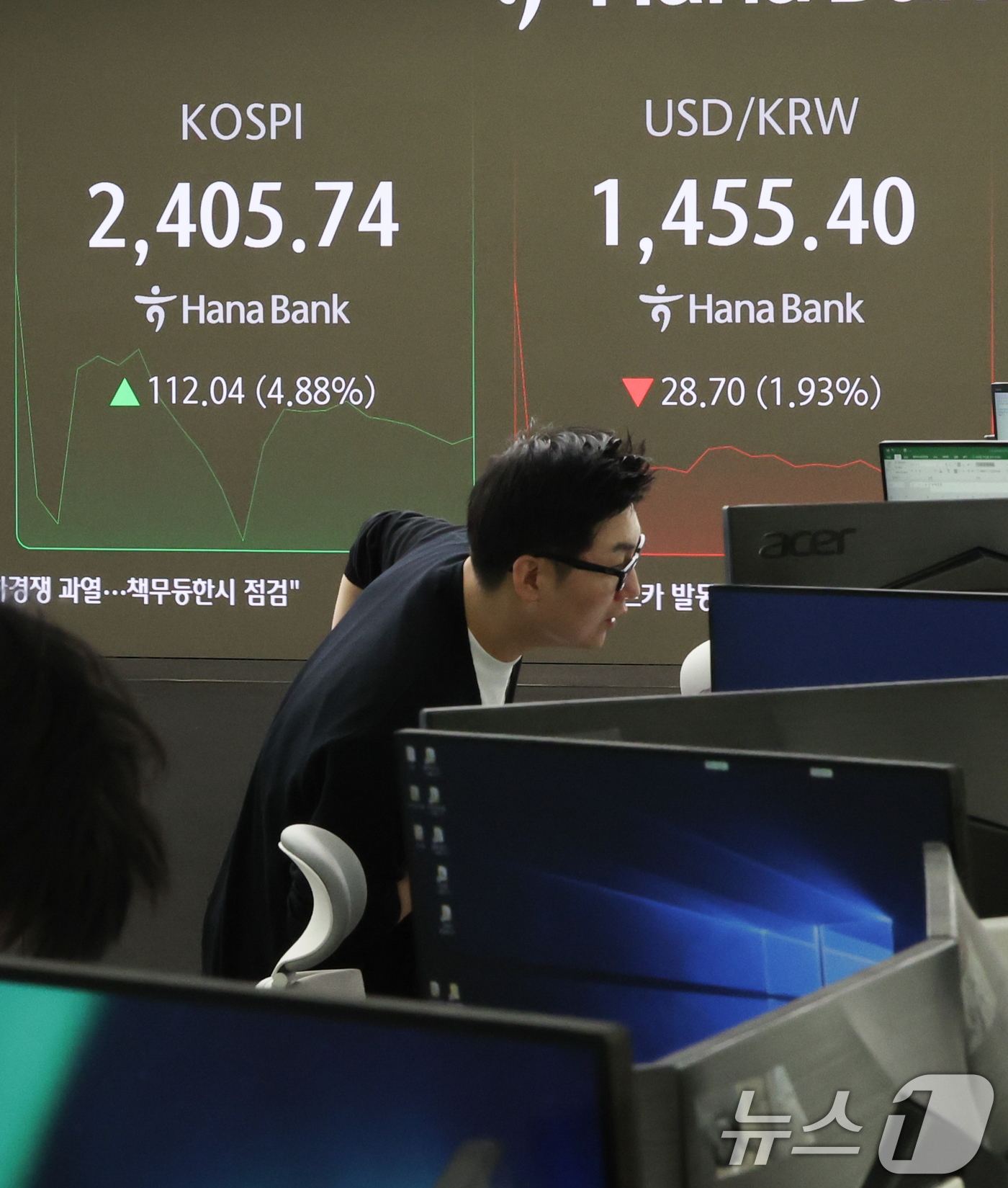 (서울=뉴스1) 허경 기자 = 장 초반 코스피200선물 지수가 6% 가까이 치솟으면서 유가증권시장에 매수 사이드카가 발동한 10일서울 중구 하나은행 본점 딜링룸 전광판에 증시가 표 …
