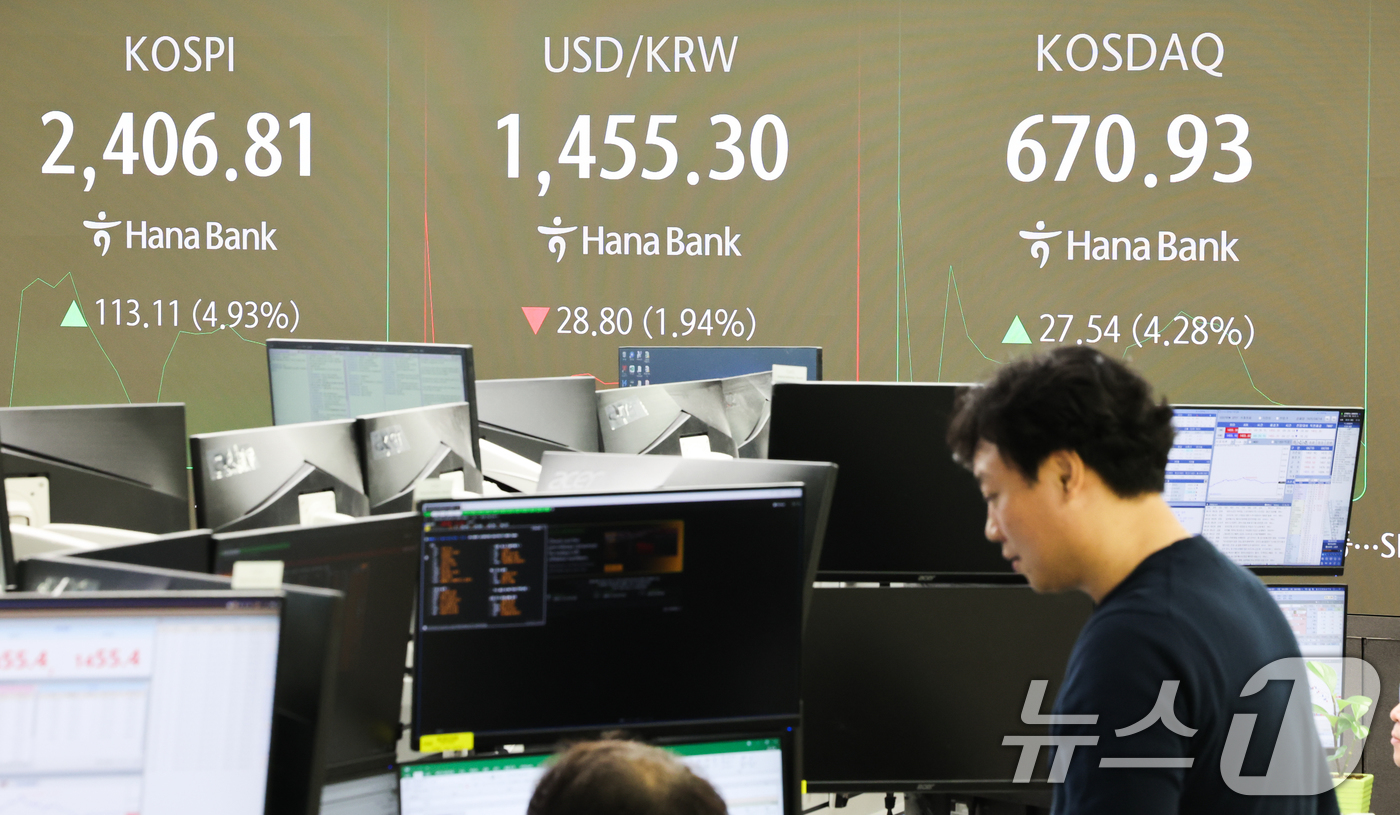 (서울=뉴스1) 허경 기자 = 장 초반 코스피200선물 지수가 6% 가까이 치솟으면서 유가증권시장에 매수 사이드카가 발동한 10일서울 중구 하나은행 본점 딜링룸 전광판에 증시가 표 …