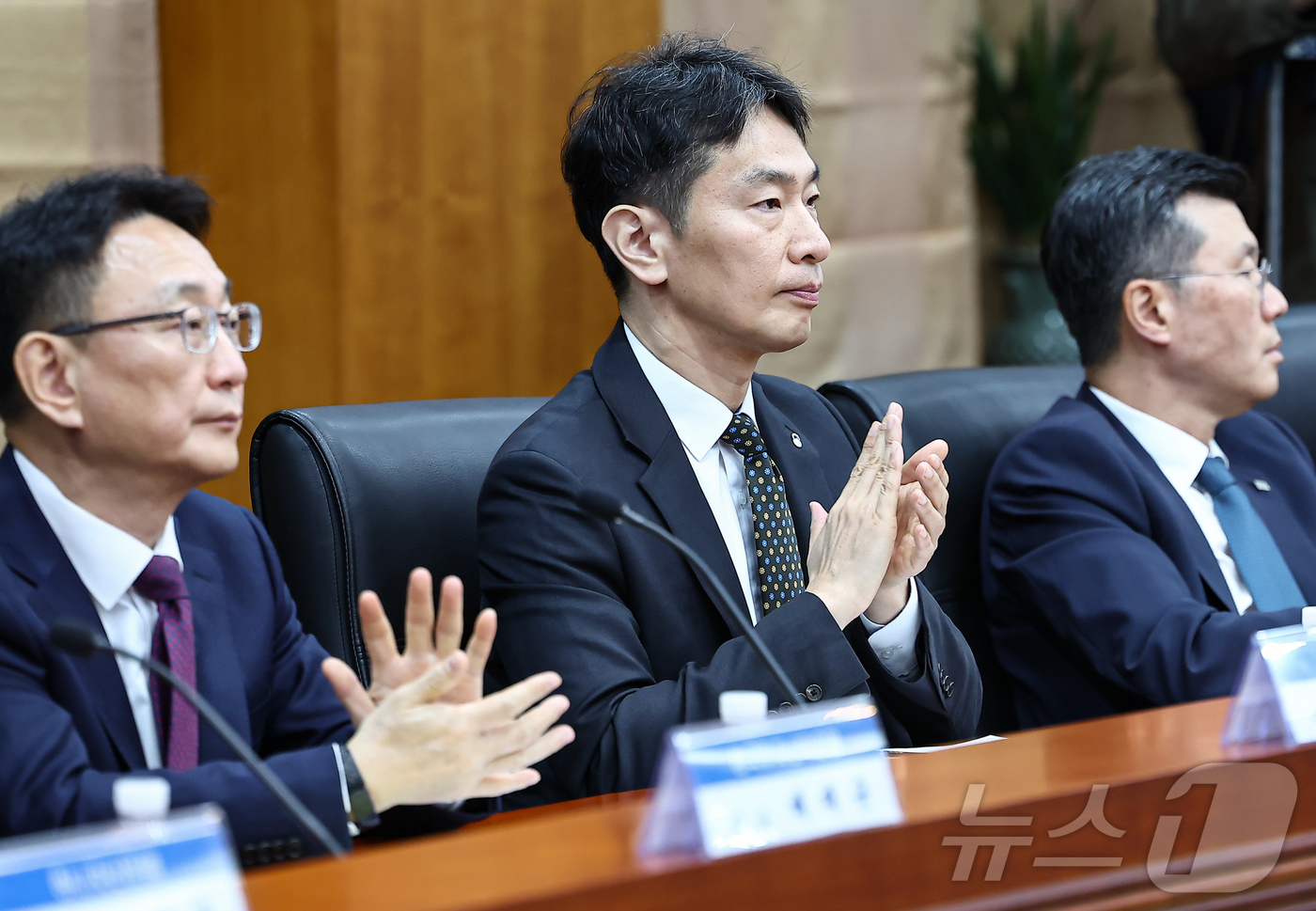 (서울=뉴스1) 김도우 기자 = 이복현 금융감독원장이 10일 서울 영등포구 금융투자협회에서 열린 '금융감독원장-자산운용사 CEO 간담회'에 참석해 손뼉을 치고 있다. 2025.4. …