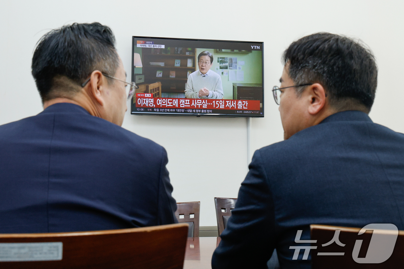(서울=뉴스1) 안은나 기자 = 박찬대 더불어민주당 대표 직무대행 겸 원내대표(오른쪽), 박성준 원내수석부대표가 10일 오전 서울 여의도 국회에서 이재명 더불어민주당 전 대표의 제 …