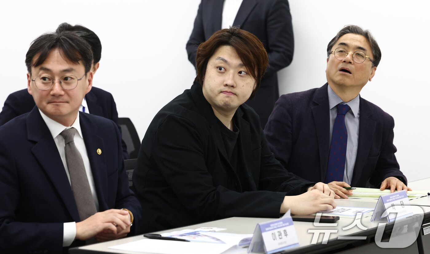 본문 이미지 - 박단 대한전공의협의회 비상대책위원장이 10일 오전 서울 여의도 국회도서관에서 열린 &#39;의료현장 정상화를 위한 정책대화, 의료정책 결정에서의 거버넌스 구축과 대국민 신뢰도 제고 방안&#39;에 참석해 자리하고 있다. 2025.4.10/뉴스1 ⓒ News1 김민지 기자