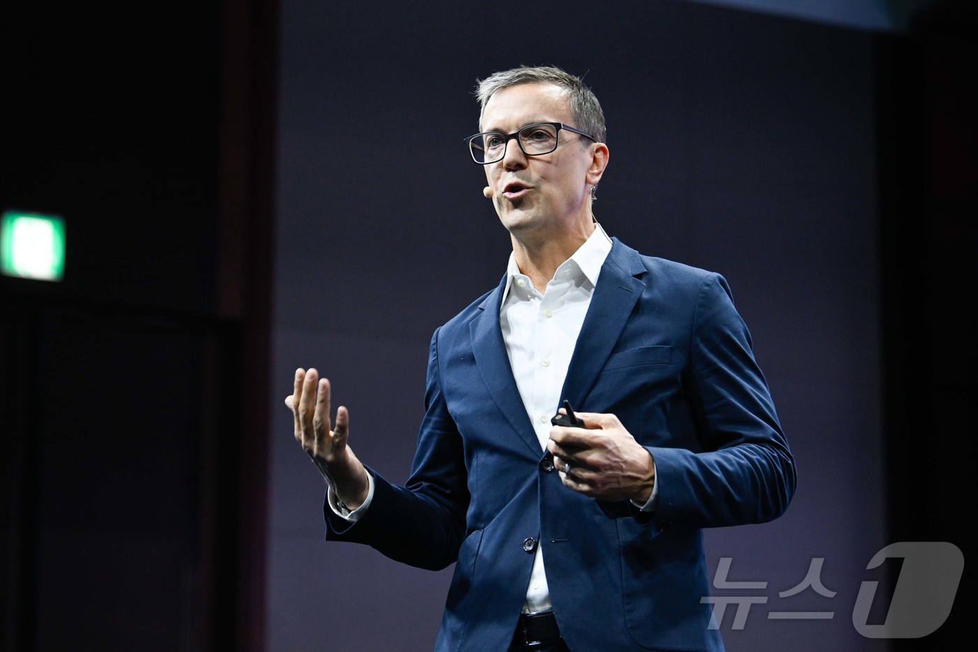 (서울=뉴스1) = 마이클 코마신스키(Michael Komasinski) 크리테오 CEO가 지난 8일 서울 여의도 콘래드 호텔에서 열린 ‘크리테오 커머스 포럼 2025’에서 발표하 …