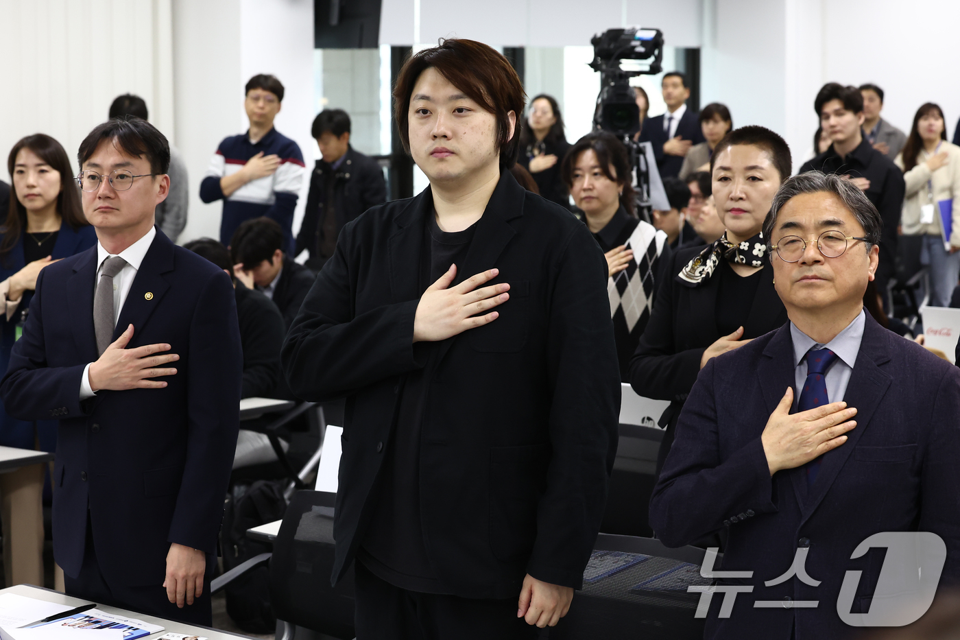 (서울=뉴스1) 김민지 기자 = 박단 대한전공의협의회 비상대책위원장이 10일 오전 서울 여의도 국회도서관에서 열린 '의료현장 정상화를 위한 정책대화, 의료정책 결정에서의 거버넌스 …