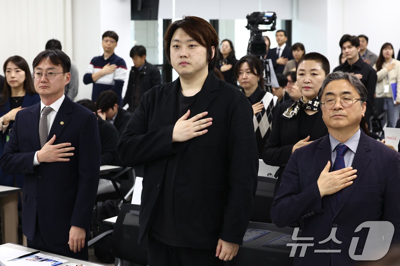 본문 이미지 - 박단 대한전공의협의회 비상대책위원장이 10일 오전 서울 여의도 국회도서관에서 열린 '의료현장 정상화를 위한 정책대화, 의료정책 결정에서의 거버넌스 구축과 대국민 신뢰도 제고 방안'에서 국민의례를 하고 있다. 2025.4.10/뉴스1 ⓒ News1 김민지 기자