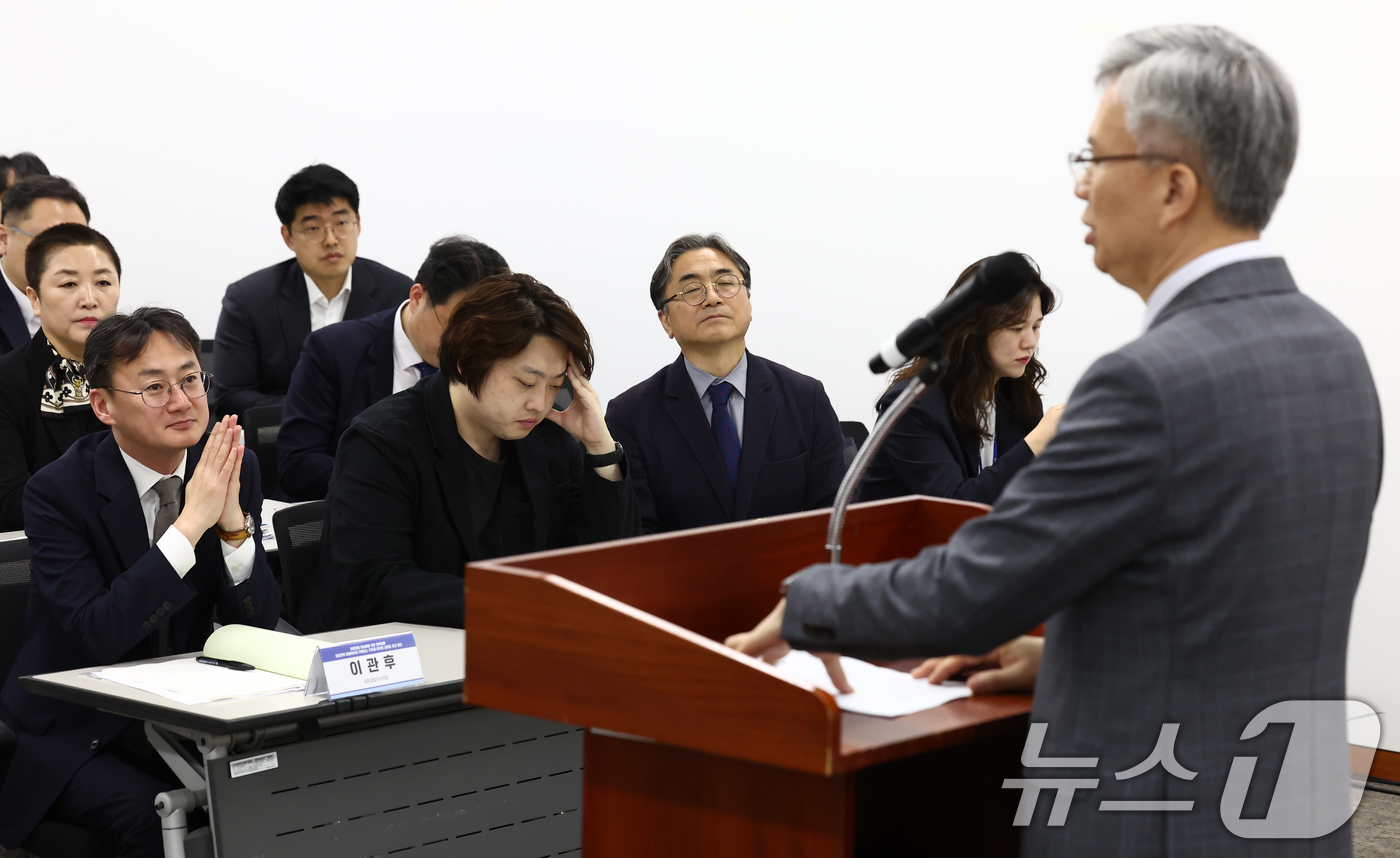 (서울=뉴스1) 김민지 기자 = 박단 대한전공의협의회 비상대책위원장(왼쪽 두번째)이 10일 오전 서울 여의도 국회도서관에서 열린 '의료현장 정상화를 위한 정책대화, 의료정책 결정에 …