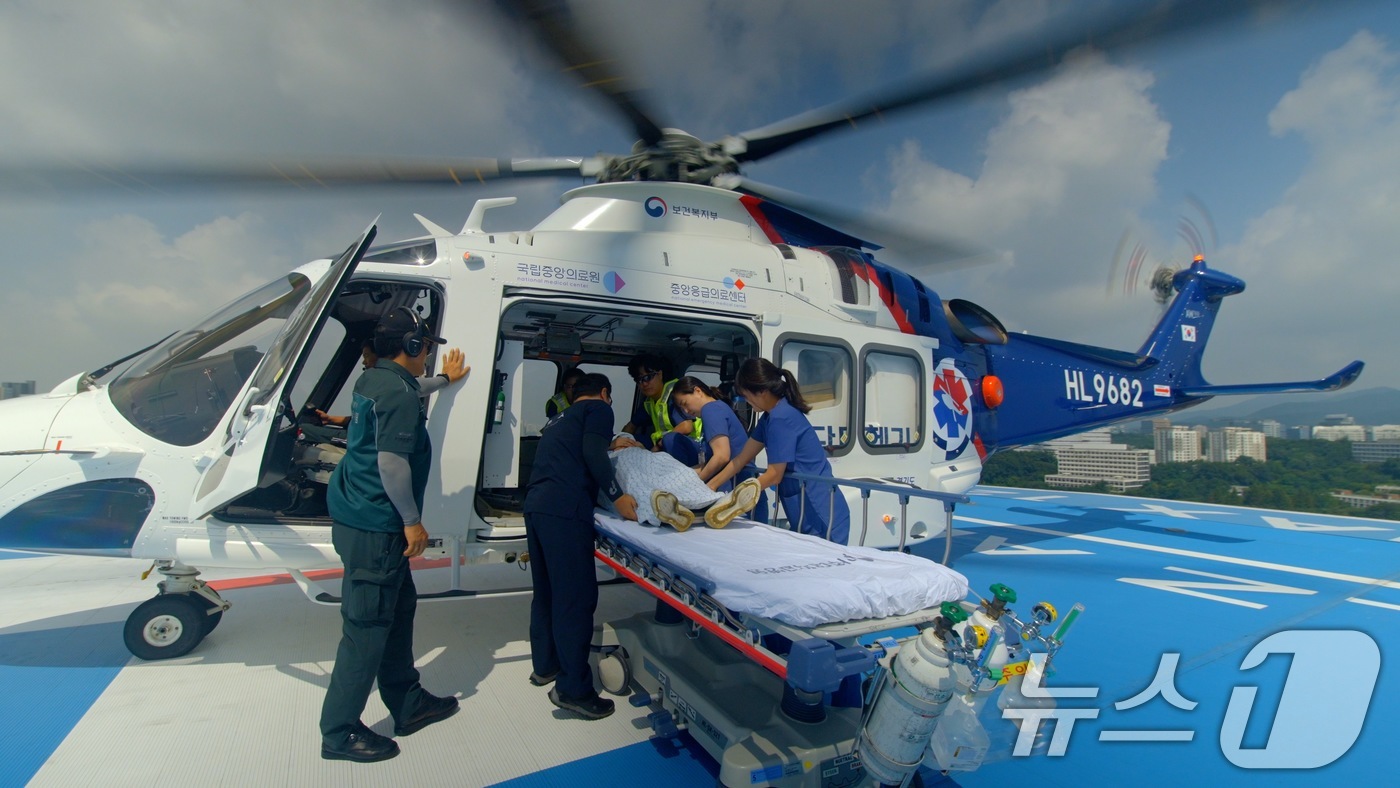 (서울=뉴스1) = LG전자가 아주대학교병원과 응급의료지원 업무협약을 체결하고 국내 전 사업장에서 중증 응급환자가 발생하면 닥터 헬기로 빠르게 이송할 수 있는 체계를 만들었다고 1 …