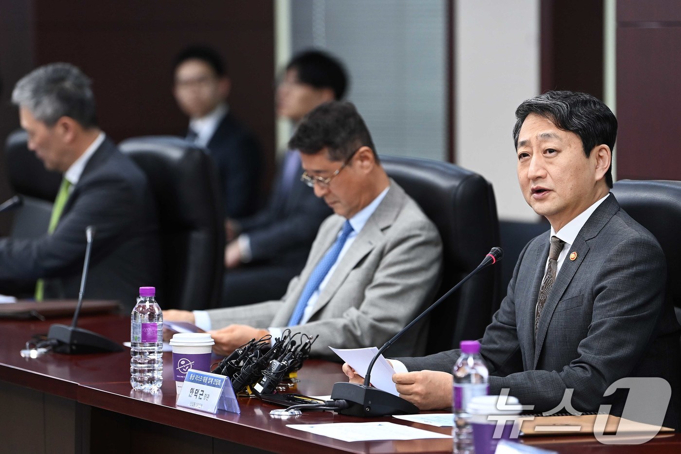 (서울=뉴스1) = 안덕근 산업통상자원부 장관이 10일 서울 종로구 한국무역보험공사에서 열린 '통상 리스크 대응을 위한 반도체 업계 간담회'를 주재하고 있다. (산업통상자원부 제공 …