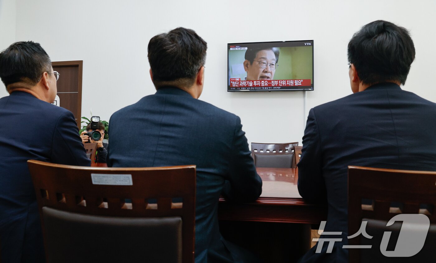 본문 이미지 - 박찬대 더불어민주당 대표 직무대행 겸 원내대표&#40;가운데&#41;, 박성준 원내수석부대표&#40;왼쪽&#41;, 정진욱 원내대표 비서실장이 10일 오전 서울 여의도 국회에서 이재명 더불어민주당 전 대표의 제21대 대통령 선거 출마 영상을 시청하고 있다. 2025.4.10/뉴스1 ⓒ News1 안은나 기자