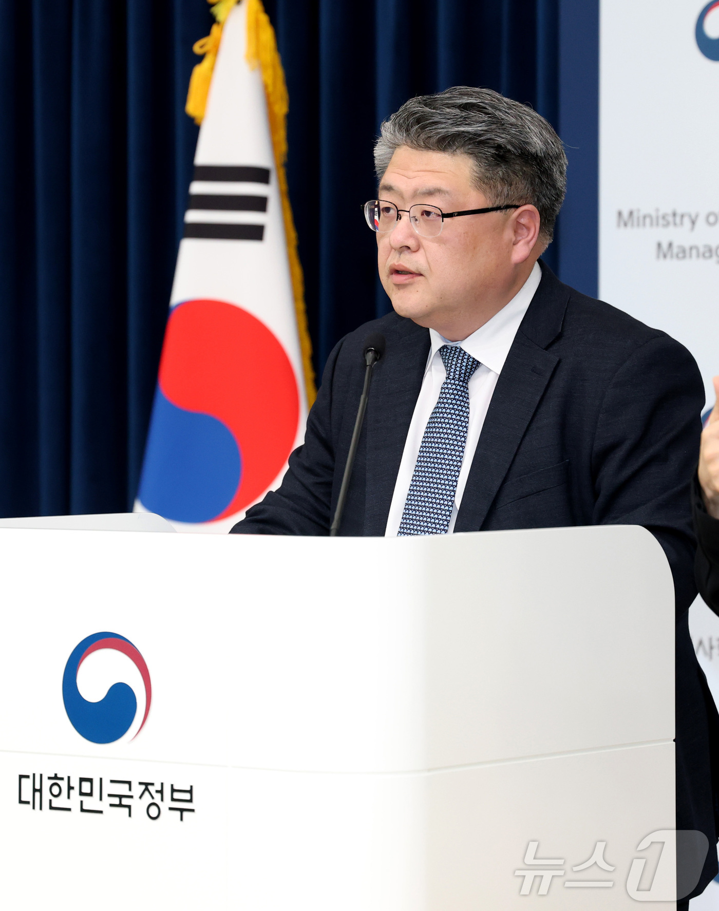 (세종=뉴스1) 김기남 기자 = 천지윤 인사혁신처 윤리복무국장이 10일 세종시 정부세종청사에서 국가공무원 복무규정 개정안 내용을 발표하고 있다.국가공무원에 대한 장기재직휴가를 도입 …