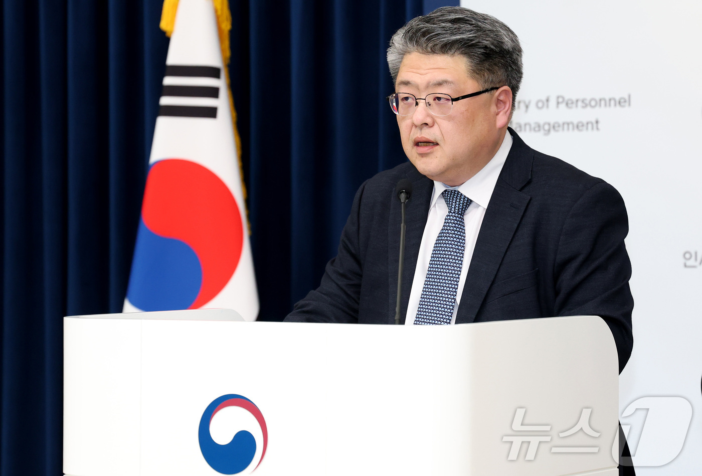 (세종=뉴스1) 김기남 기자 = 천지윤 인사혁신처 윤리복무국장이 10일 세종시 정부세종청사에서 국가공무원 복무규정 개정안 내용을 발표하고 있다.국가공무원에 대한 장기재직휴가를 도입 …