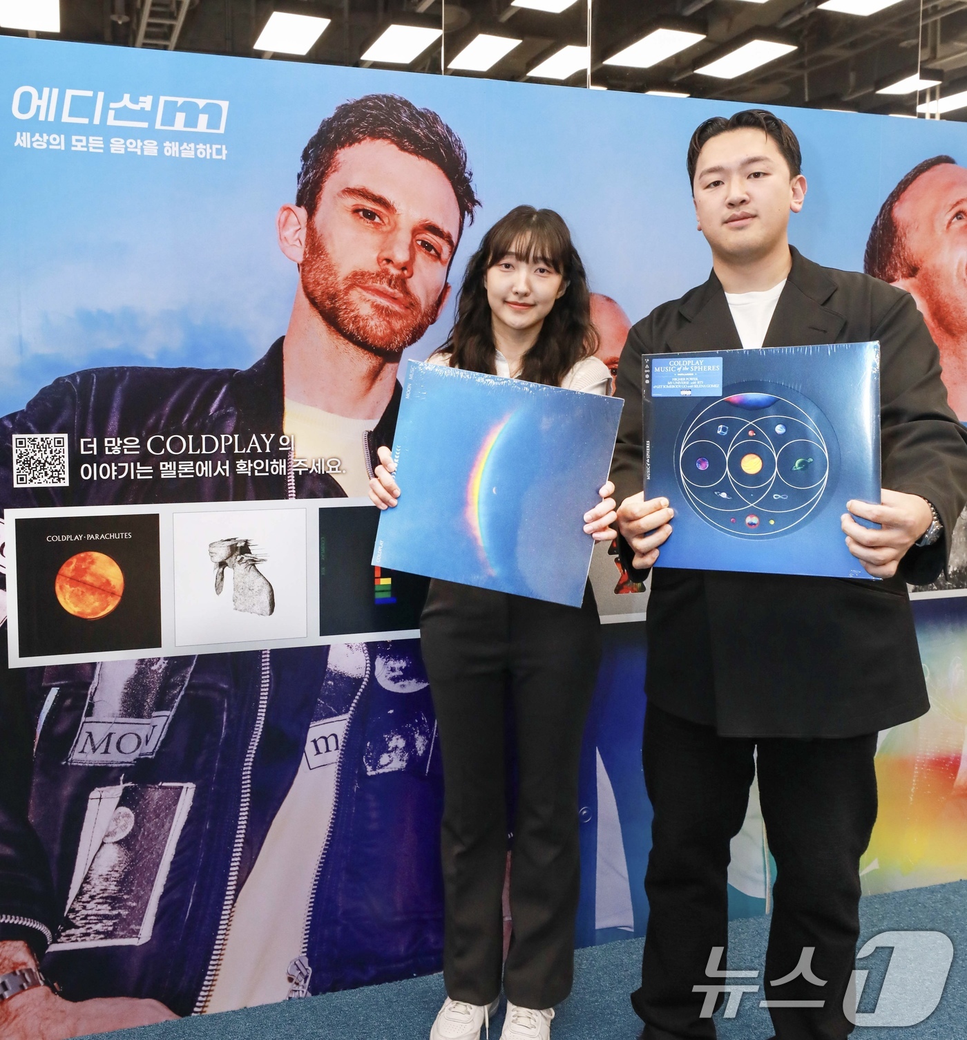 (서울=뉴스1) = 현대백화점은 오는 27일까지 더현대 서울에서 영국 인기 밴드 콜드플레이의 '문 뮤직 팝업스토어 서울'을 진행한다고 밝혔다.10일 서울 영등포구에 위치한 더현대 …