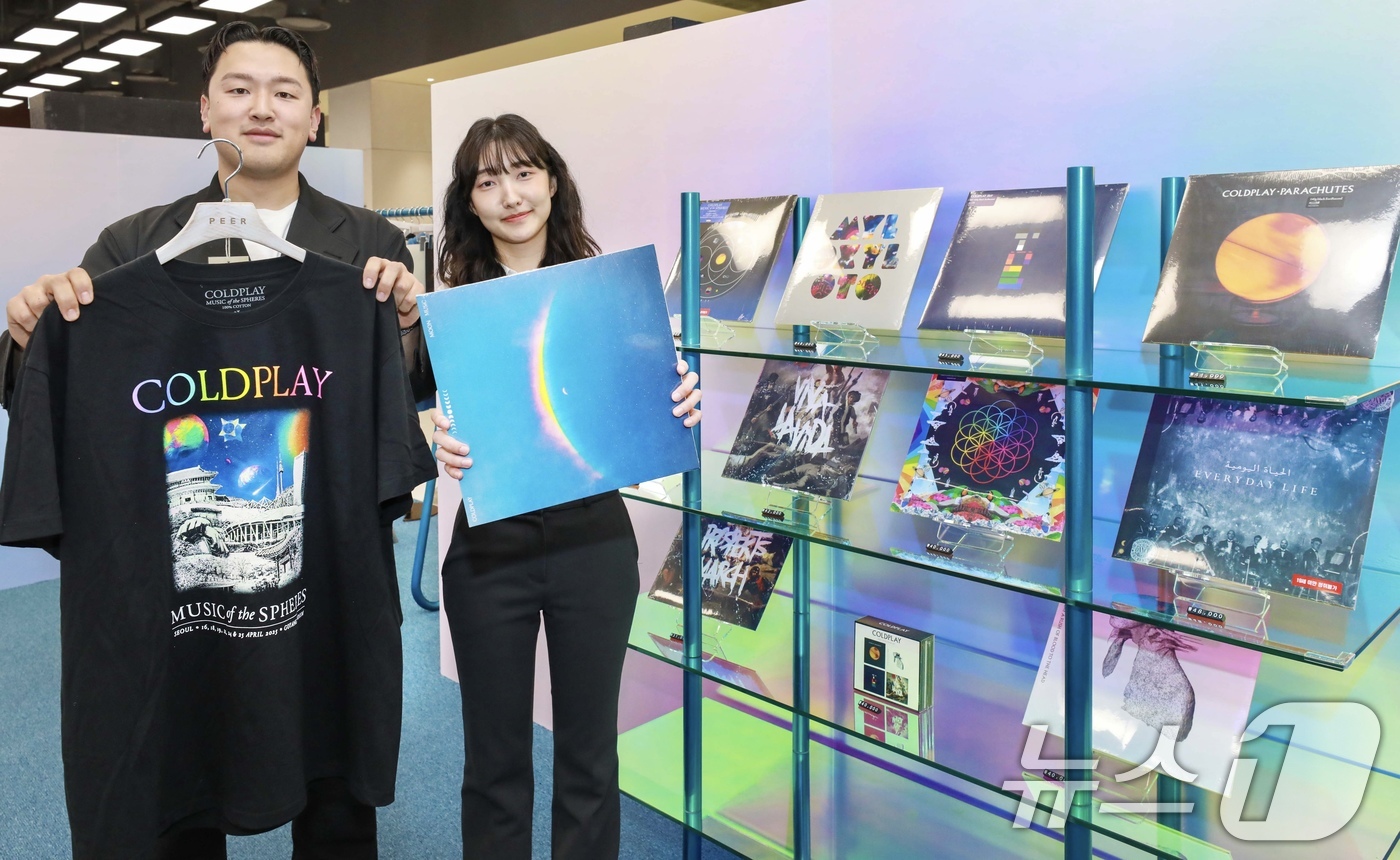 (서울=뉴스1) = 현대백화점은 오는 27일까지 더현대 서울에서 영국 인기 밴드 콜드플레이의 '문 뮤직 팝업스토어 서울'을 진행한다고 밝혔다.10일 서울 영등포구에 위치한 더현대 …
