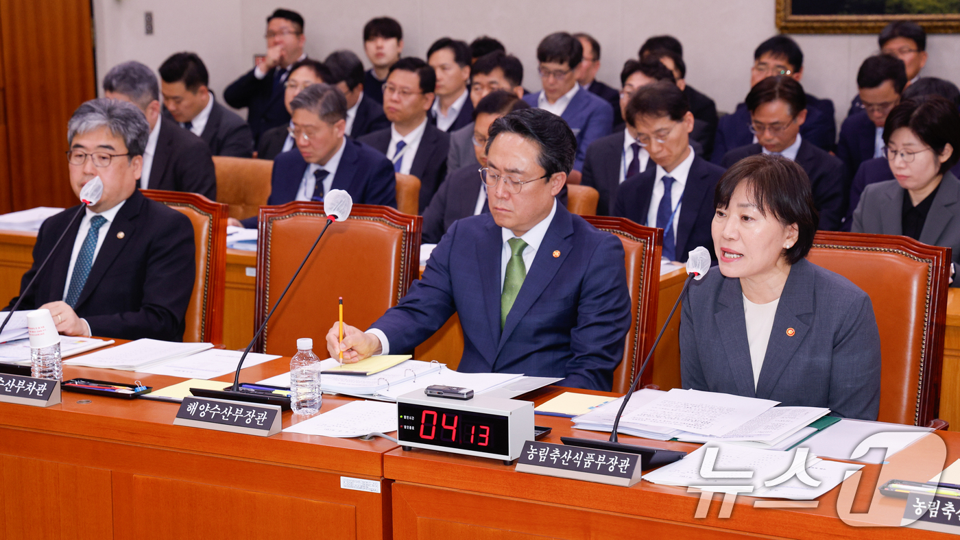(서울=뉴스1) 안은나 기자 = 송미령 농림축산식품부 장관이 10일 오전 서울 여의도 국회에서 열린 농림축산식품해양수산위원회 제424회국회(임시회) 제1차 전체회의에 출석해 산불 …