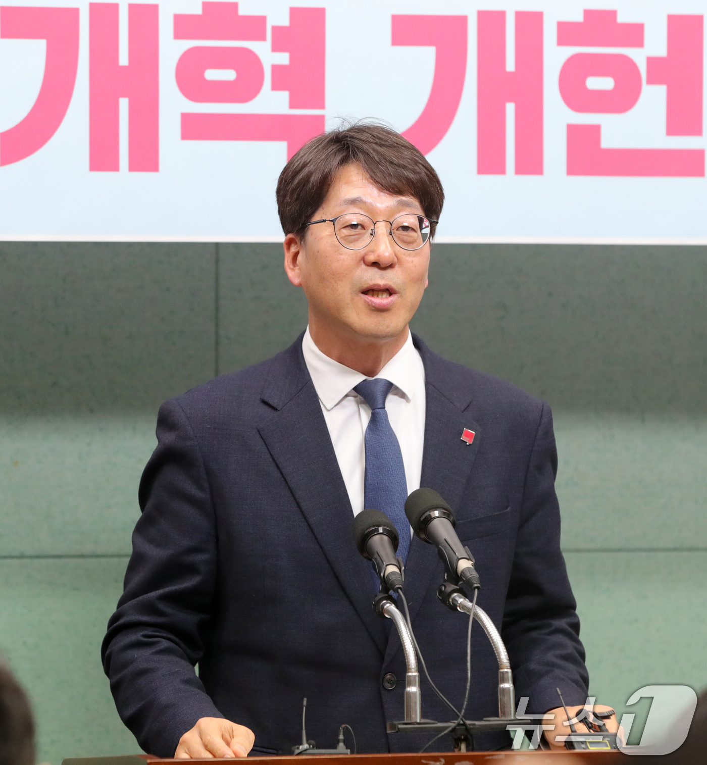 (전주=뉴스1) 유경석 기자 = 강성희 전 진보당 의원이 10일 전북자치도 전주시 전북특별자치도의회에서 제21대 대통령 선거 출마 관련 기자회견을 하고 있다. 2025.4.10/뉴 …