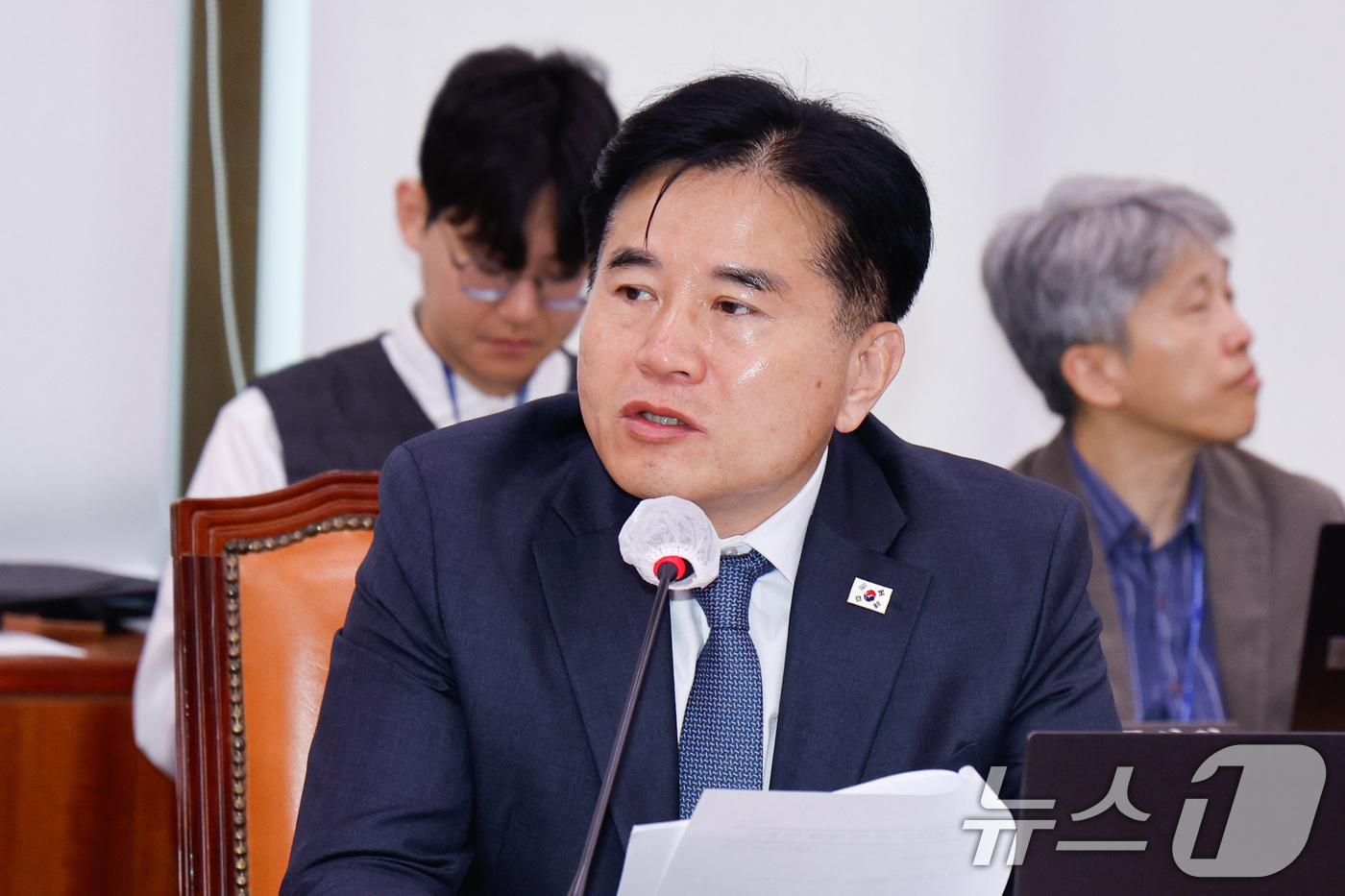 (서울=뉴스1) 안은나 기자 = 이병진 더불어민주당 의원이 10일 오전 서울 여의도 국회에서 열린 농림축산식품해양수산위원회 제424회국회(임시회) 제1차 전체회의에 출석해 산불 관 …