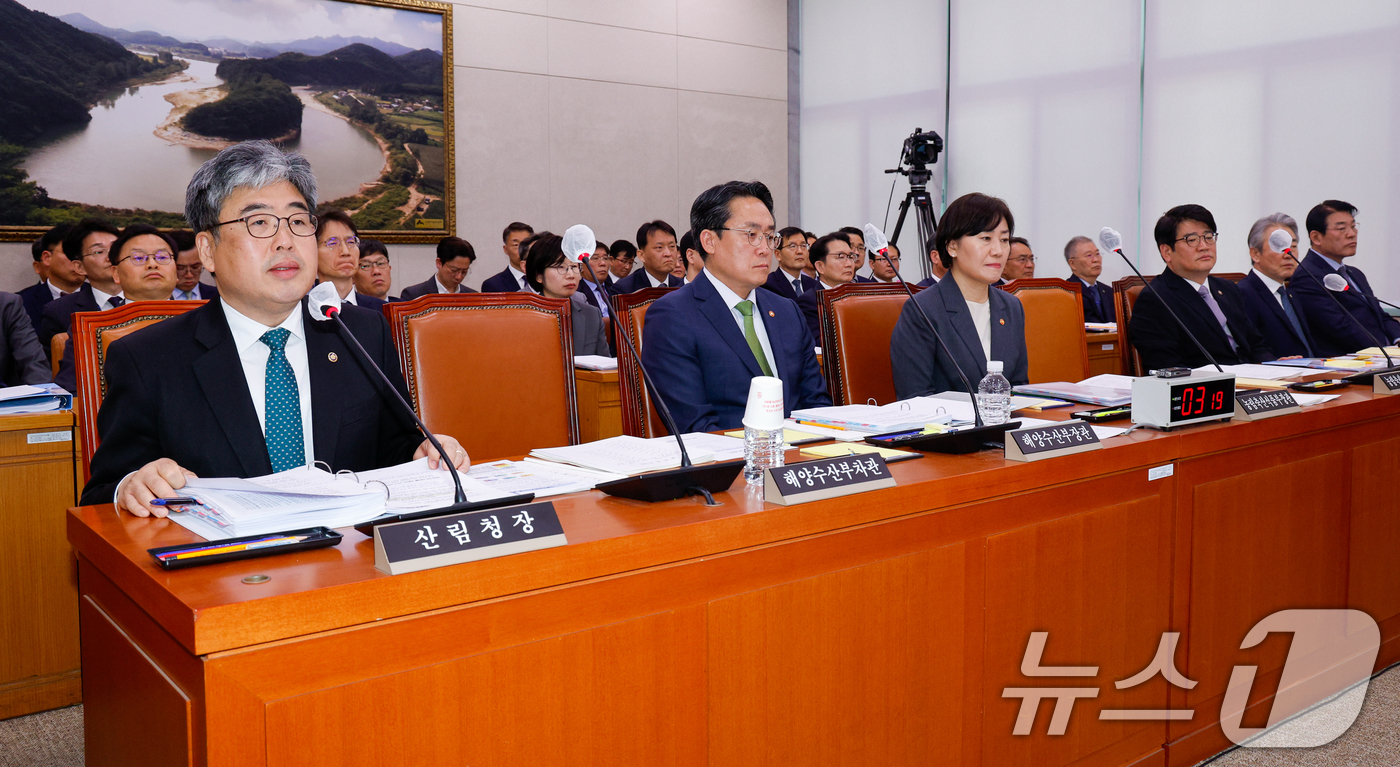 (서울=뉴스1) 안은나 기자 = 임상섭 산림청장이 10일 오전 서울 여의도 국회에서 열린 농림축산식품해양수산위원회 제424회국회(임시회) 제1차 전체회의에 출석해 산불 관련 현안질 …
