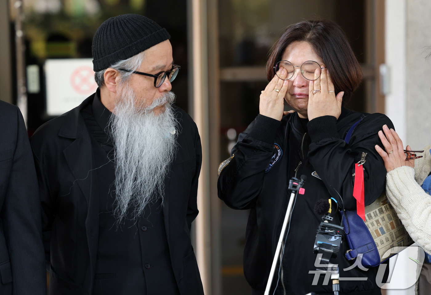 (서울=뉴스1) 박세연 기자 = 고 이예람 중사 아버지 이주완, 어머니 박순정씨가 10일 서울 서초구 대법원에서 고 이예람 중사 특검사건 상고심선고를 마친 후 입장을 발표하며 눈물 …