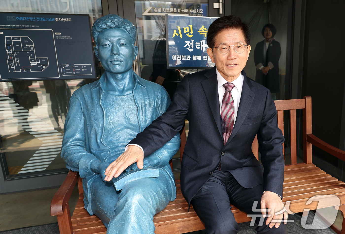 (서울=뉴스1) 김명섭 기자 = 21대 대통령 선거 출마를 선언한 김문수 전 고용노동부 장관이 10일 오전 서울 종로구 청계천로 전태일기념관을 찾아 전태일 동상을 둘러보고 있다. …