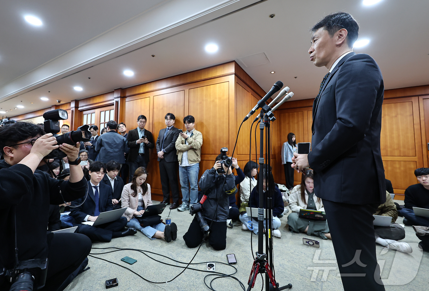 (서울=뉴스1) 김도우 기자 = 이복현 금융감독원장이 10일 서울 영등포구 금융투자협회에서 열린 '금융감독원장-자산운용사 CEO 간담회'를 마치고 백브리핑을 하고 있다. 2025. …
