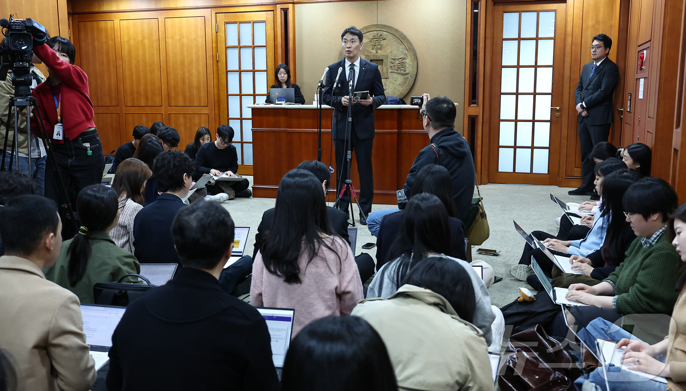 (서울=뉴스1) 김도우 기자 = 이복현 금융감독원장이 10일 서울 영등포구 금융투자협회에서 열린 '금융감독원장-자산운용사 CEO 간담회'를 마치고 백브리핑을 하고 있다. 2025. …