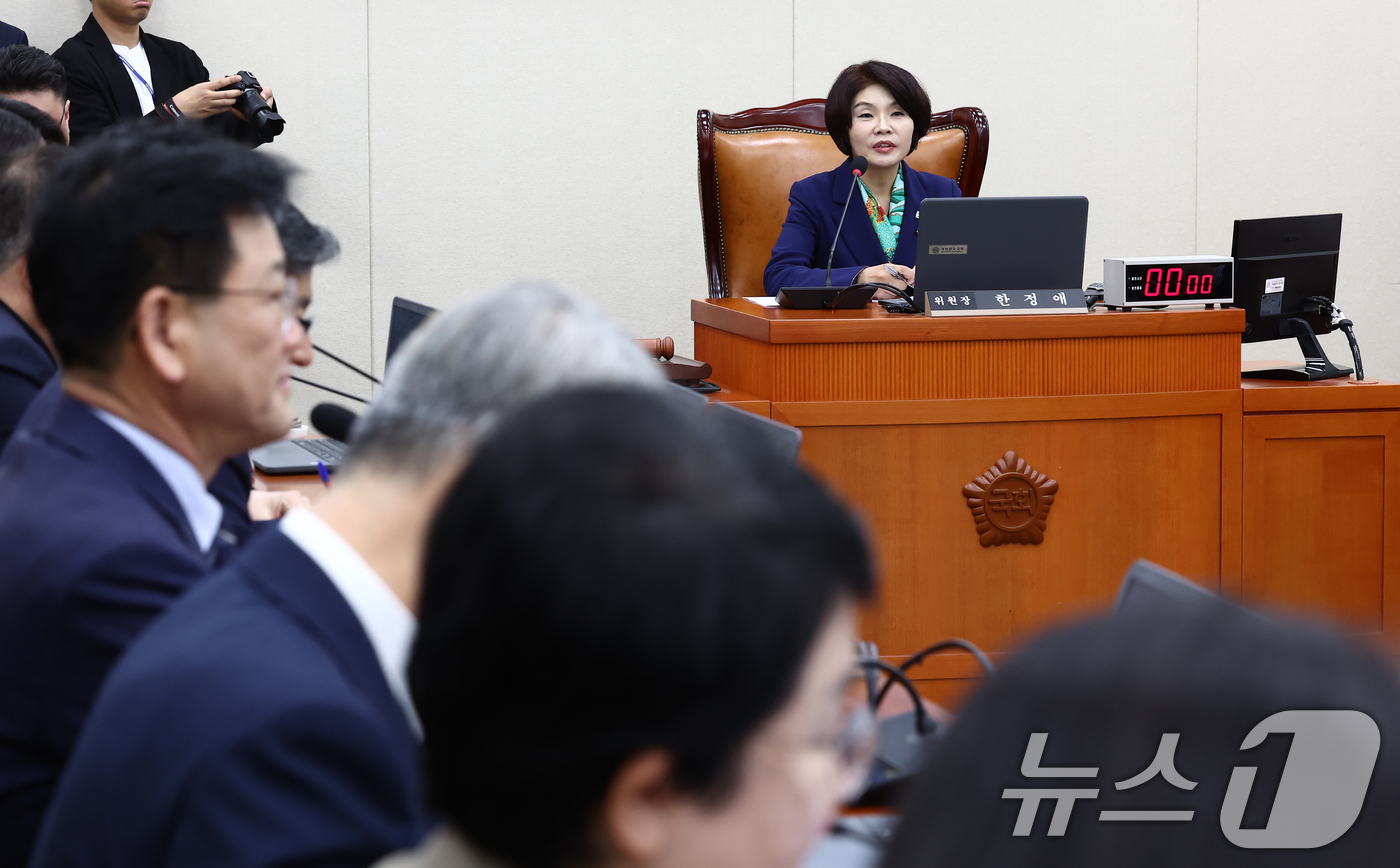 (서울=뉴스1) 김민지 기자 = 한정애 기후위기특별위원회 위원장이 10일 오전 서울 여의도 국회에서 열린 기후위기 특별위원회 전체회의에서 인사말을 하고 있다. 2025.4.10/뉴 …