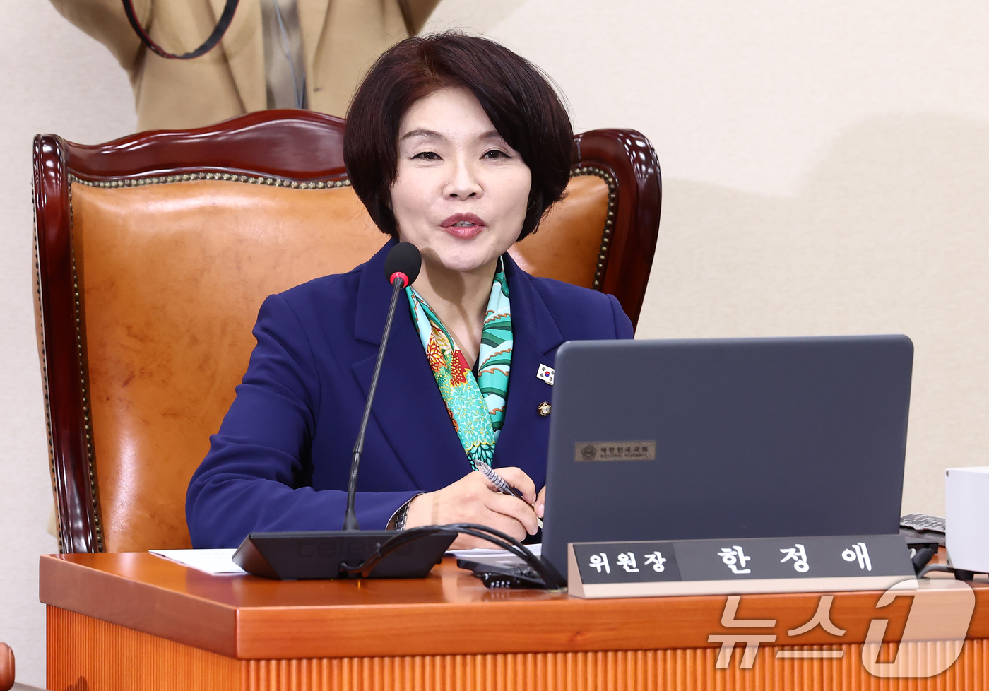 (서울=뉴스1) 김민지 기자 = 한정애 기후위기특별위원회 위원장이 10일 오전 서울 여의도 국회에서 열린 기후위기 특별위원회 전체회의에서 인사말을 하고 있다. 2025.4.10/뉴 …