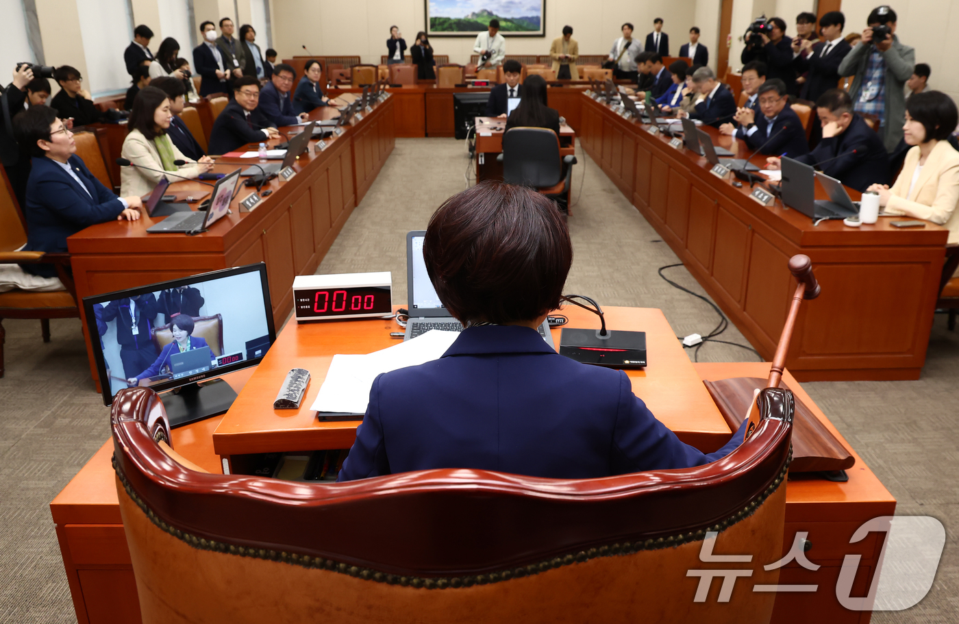 (서울=뉴스1) 김민지 기자 = 한정애 기후위기특별위원회 위원장이 10일 오전 서울 여의도 국회에서 열린 기후위기 특별위원회 전체회의에서 의사봉을 두드리고 있다. 2025.4.10 …