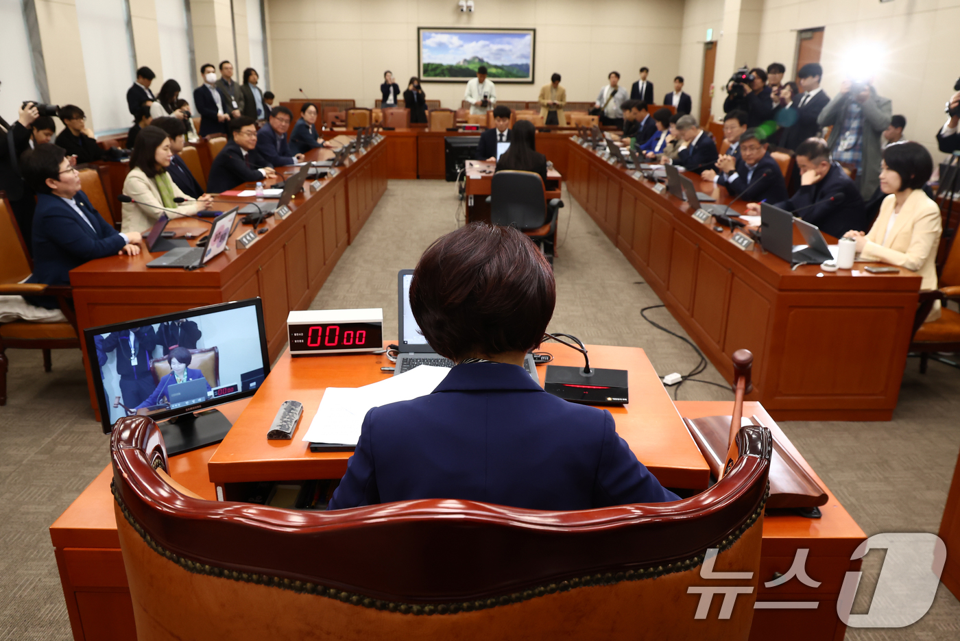 (서울=뉴스1) 김민지 기자 = 한정애 기후위기특별위원회 위원장이 10일 오전 서울 여의도 국회에서 열린 기후위기 특별위원회 전체회의에서 의사봉을 두드리고 있다. 2025.4.10 …