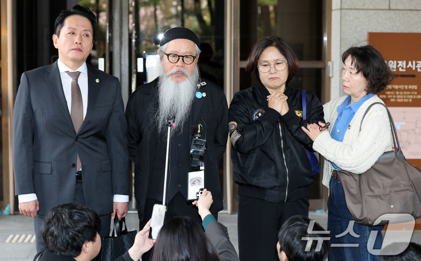 (서울=뉴스1) 박세연 기자 = 임태훈 군인권센터 소장(왼쪽부터), 고 이예람 중사 아버지 이주완, 어머니 박순정씨가 10일 서울 서초구 대법원에서 고 이예람 중사 특검사건 상고심 …