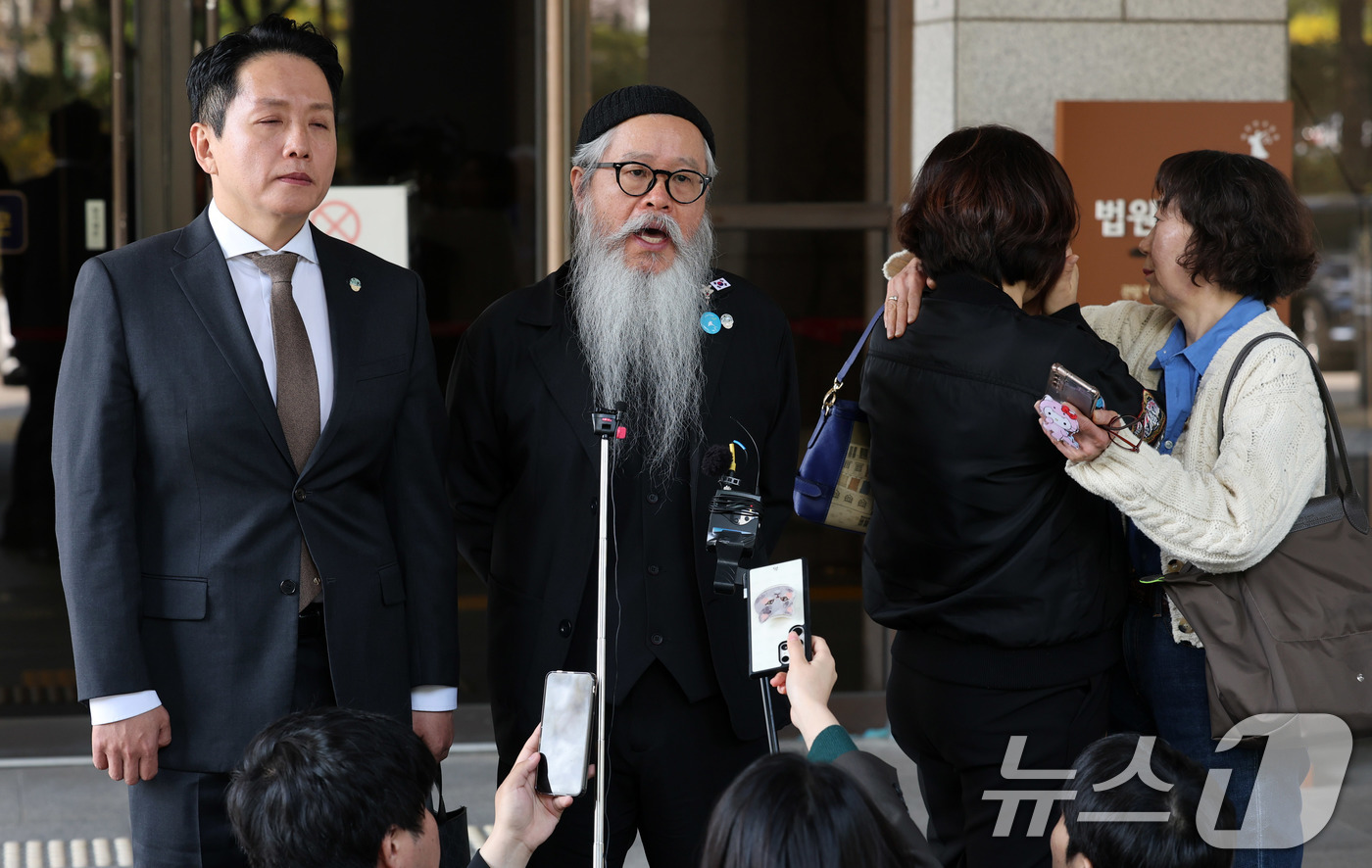 (서울=뉴스1) 박세연 기자 = 임태훈 군인권센터 소장(왼쪽부터), 고 이예람 중사 아버지 이주완, 어머니 박순정씨가 10일 서울 서초구 대법원에서 고 이예람 중사 특검사건 상고심 …