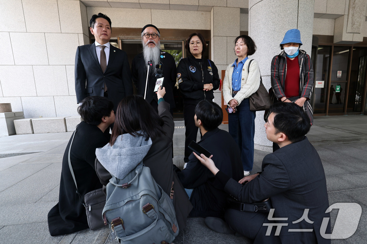 (서울=뉴스1) 박세연 기자 = 임태훈 군인권센터 소장(왼쪽부터), 고 이예람 중사 아버지 이주완, 어머니 박순정씨가 10일 서울 서초구 대법원에서 고 이예람 중사 특검사건 상고심 …