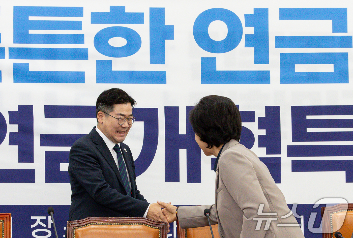 (서울=뉴스1) 이재명 기자 = 박찬대 더불어민주당 대표 직무대행 겸 원내대표와 남인순 연금개혁특위원장이 10일 오전 서울 여의도 국회에서 열린 민주당 연금개혁특별위원회 출범식 및 …