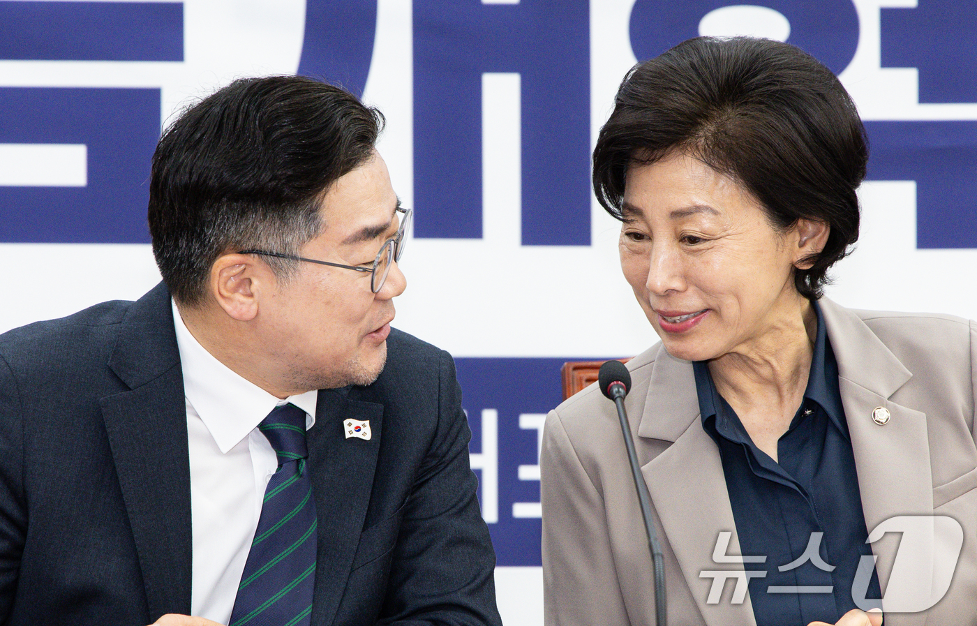 (서울=뉴스1) 이재명 기자 = 박찬대 더불어민주당 대표 직무대행 겸 원내대표와 남인순 연금개혁특위원장이 10일 오전 서울 여의도 국회에서 열린 민주당 연금개혁특별위원회 출범식 및 …