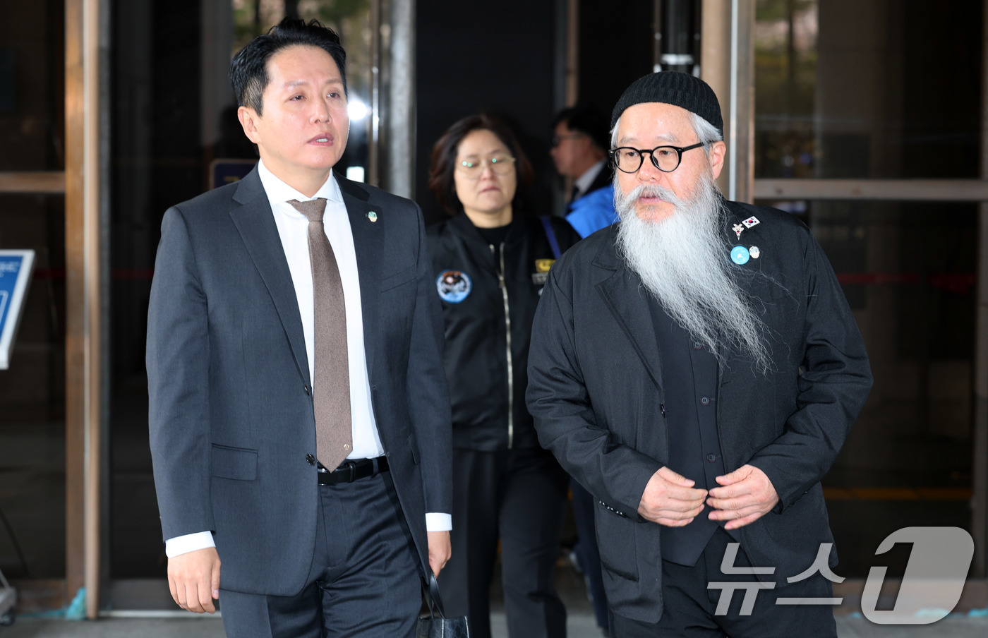 (서울=뉴스1) 박세연 기자 = 임태훈 군인권센터 소장(왼쪽부터), 고 이예람 중사 어머니 박순정, 아버지 이주완씨가 10일 서울 서초구 대법원에서 고 이예람 중사 특검사건 상고심 …