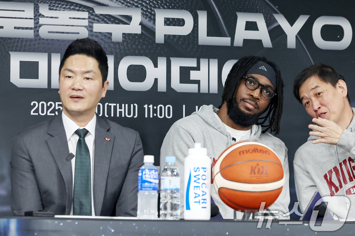 (서울=뉴스1) 민경석 기자 = 전희철 서울 SK 감독이 10일 오전 서울 강남구 KBL센터에서 열린 '2024-2025 KCC 프로농구 플레이오프 미디어데이'에서 자밀 워니의 은 …