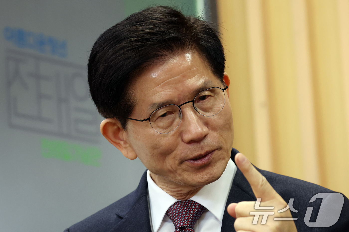 (서울=뉴스1) 김명섭 기자 = 21대 대통령 선거 출마를 선언한 김문수 전 고용노동부 장관이 10일 오전 서울 종로구 청계천로 전태일기념관을 찾아 청년들과 간담회를 하고 있다. …