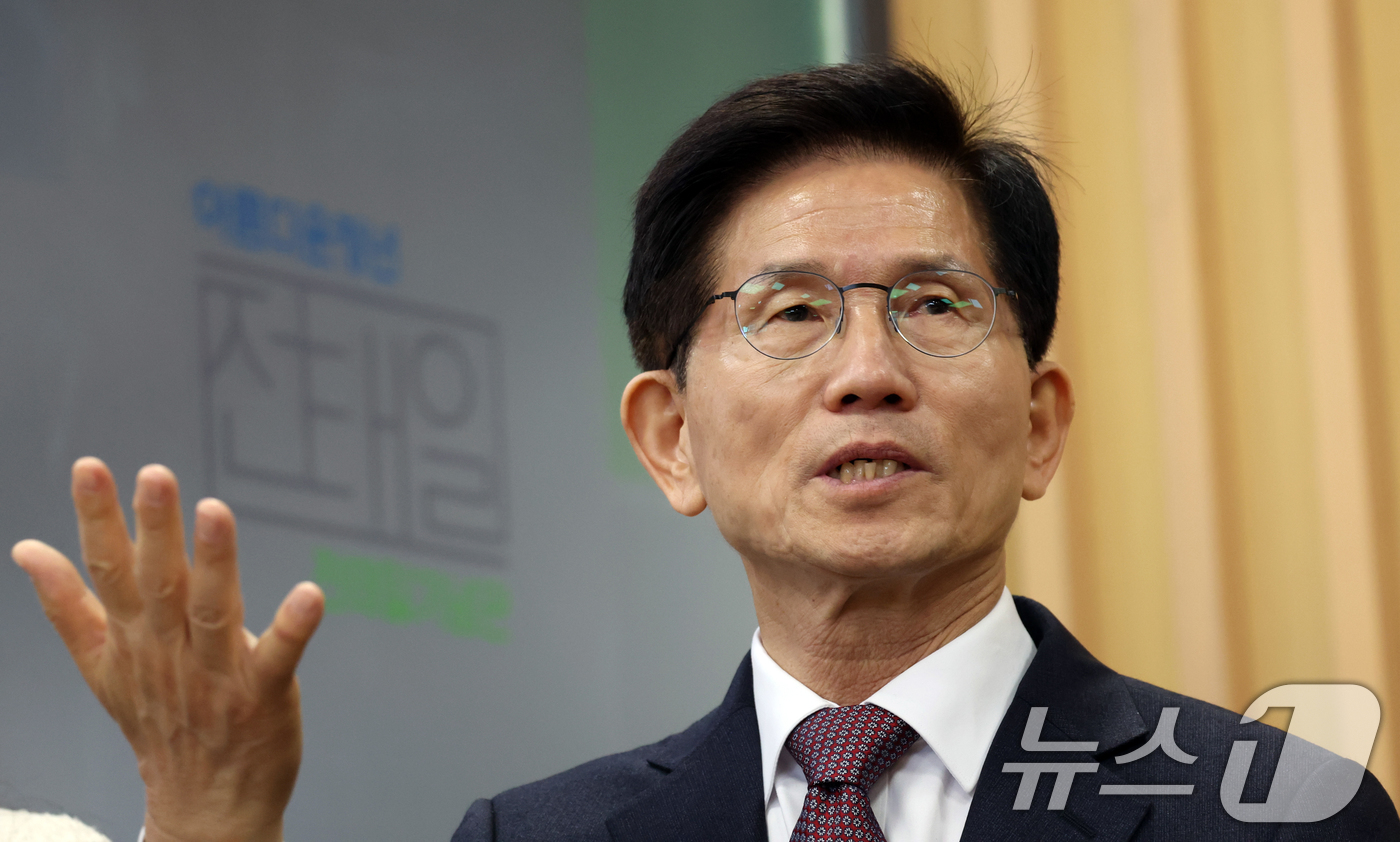 (서울=뉴스1) 김명섭 기자 = 21대 대통령 선거 출마를 선언한 김문수 전 고용노동부 장관이 10일 오전 서울 종로구 청계천로 전태일기념관을 찾아 청년들과 간담회를 하고 있다. …