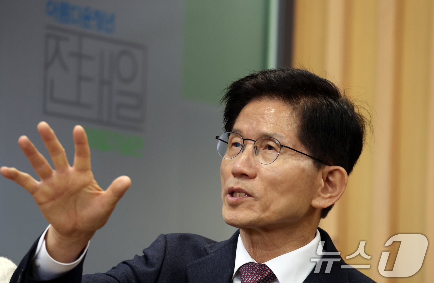 (서울=뉴스1) 김명섭 기자 = 21대 대통령 선거 출마를 선언한 김문수 전 고용노동부 장관이 10일 오전 서울 종로구 청계천로 전태일기념관을 찾아 청년들과 간담회를 하고 있다. …