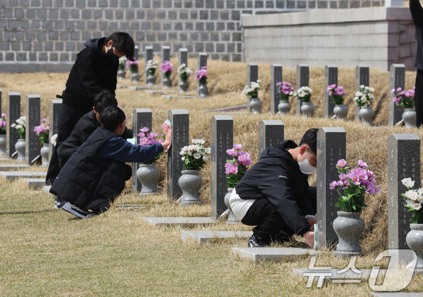 (광주=뉴스1) 김태성 기자 = 10일 오전 광주시 북구 운정동 국립5.18묘지에서 화정초등학교 학생들이 5월을 앞두고 묘비를 닦고 있다. 2025.4.10/뉴스1