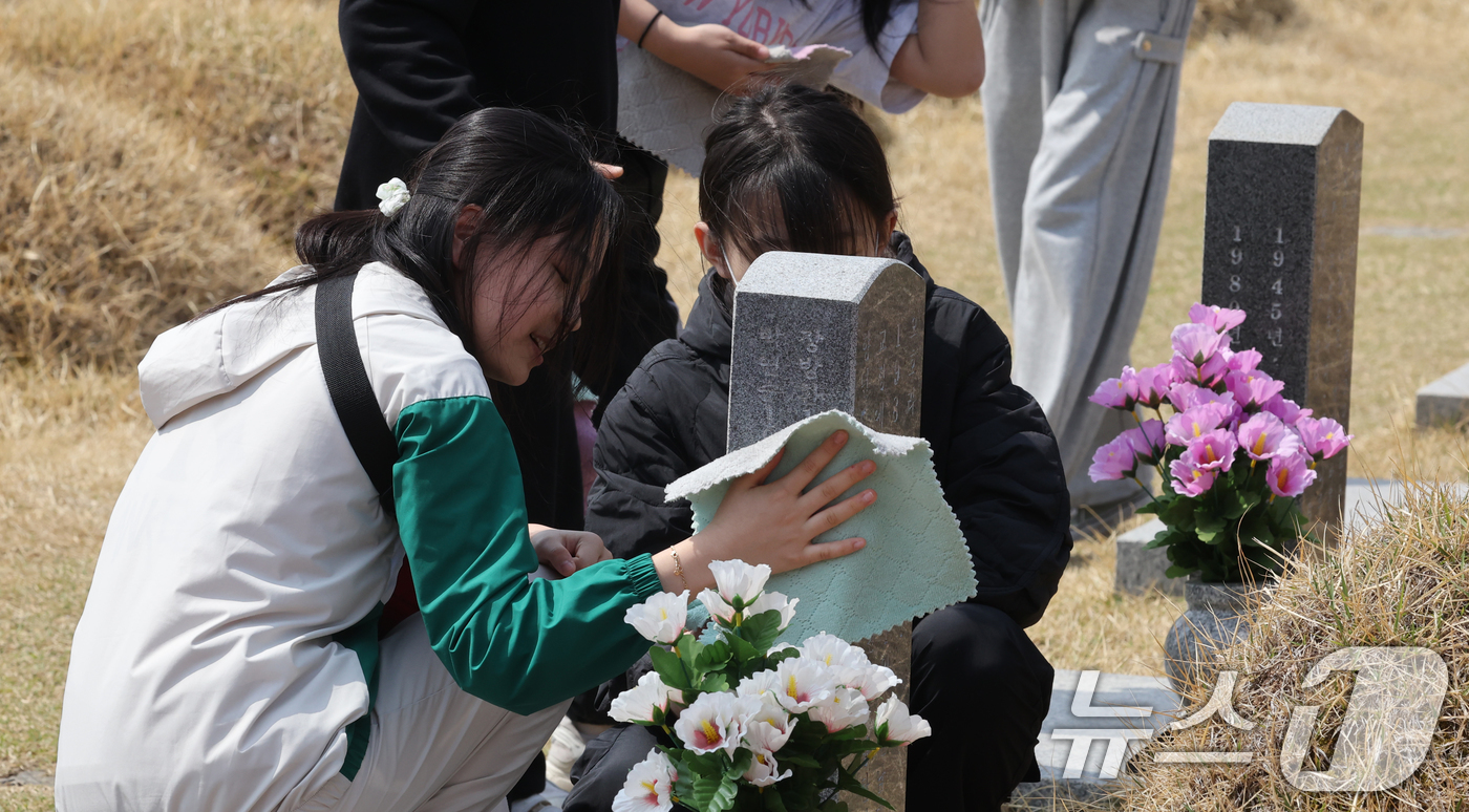 (광주=뉴스1) 김태성 기자 = 10일 오전 광주시 북구 운정동 국립5.18묘지에서 화정초등학교 학생들이 5월을 앞두고 묘비를 닦고 있다. 2025.4.10/뉴스1
