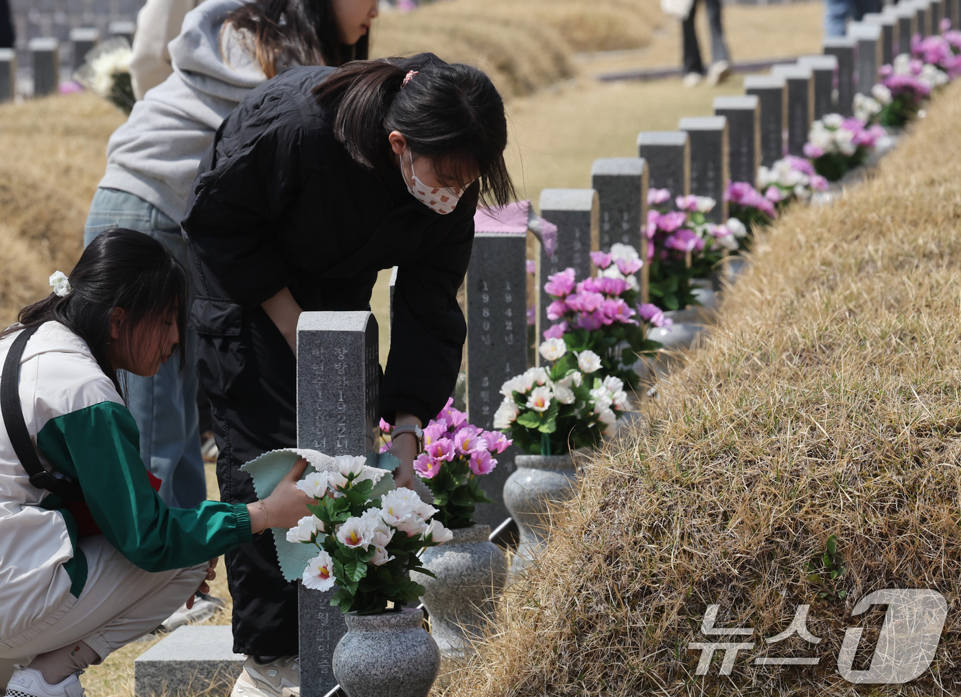 (광주=뉴스1) 김태성 기자 = 10일 오전 광주시 북구 운정동 국립5.18묘지에서 화정초등학교 학생들이 5월을 앞두고 묘비를 닦고 있다. 2025.4.10/뉴스1