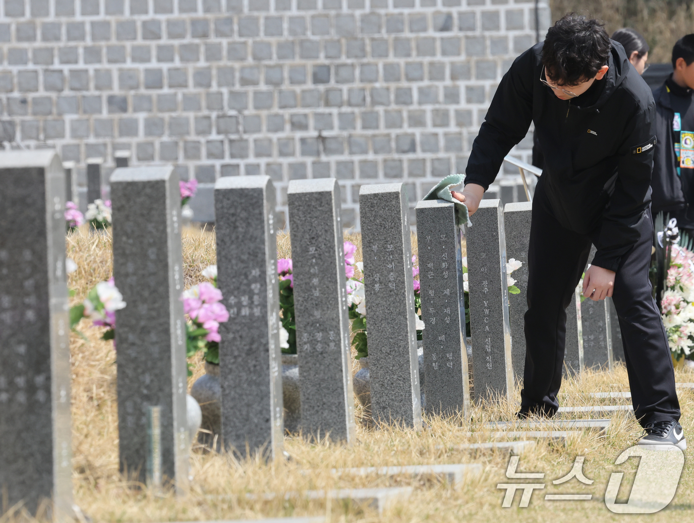 (광주=뉴스1) 김태성 기자 = 10일 오전 광주시 북구 운정동 국립5.18묘지에서 화정초등학교 학생들이 5월을 앞두고 묘비를 닦고 있다. 2025.4.10/뉴스1