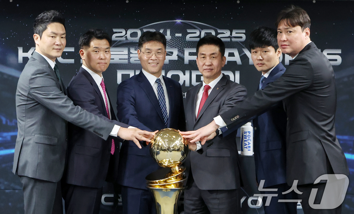 (서울=뉴스1) 민경석 기자 = 10일 오전 서울 강남구 KBL센터에서 열린 '2024-2025 KCC 프로농구 플레이오프 미디어데이'에서 이번 플레이오프에 진출한 팀 감독들이 기 …